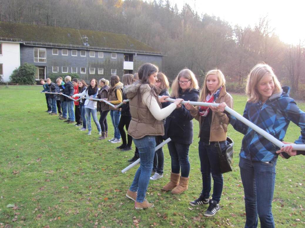 Langhaariges Girl Wird Beim Vorstellungsgespräch Gehämmert Langhaariges Girl Wird Beim Vorstellungsgespräch Gehämmert